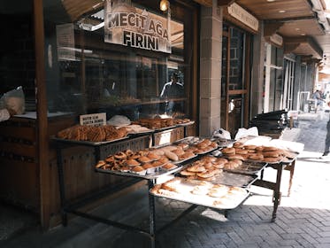 Freshly baked bread and pastries displayed outside a traditional bakery in Diyarbakır, Türkiye.