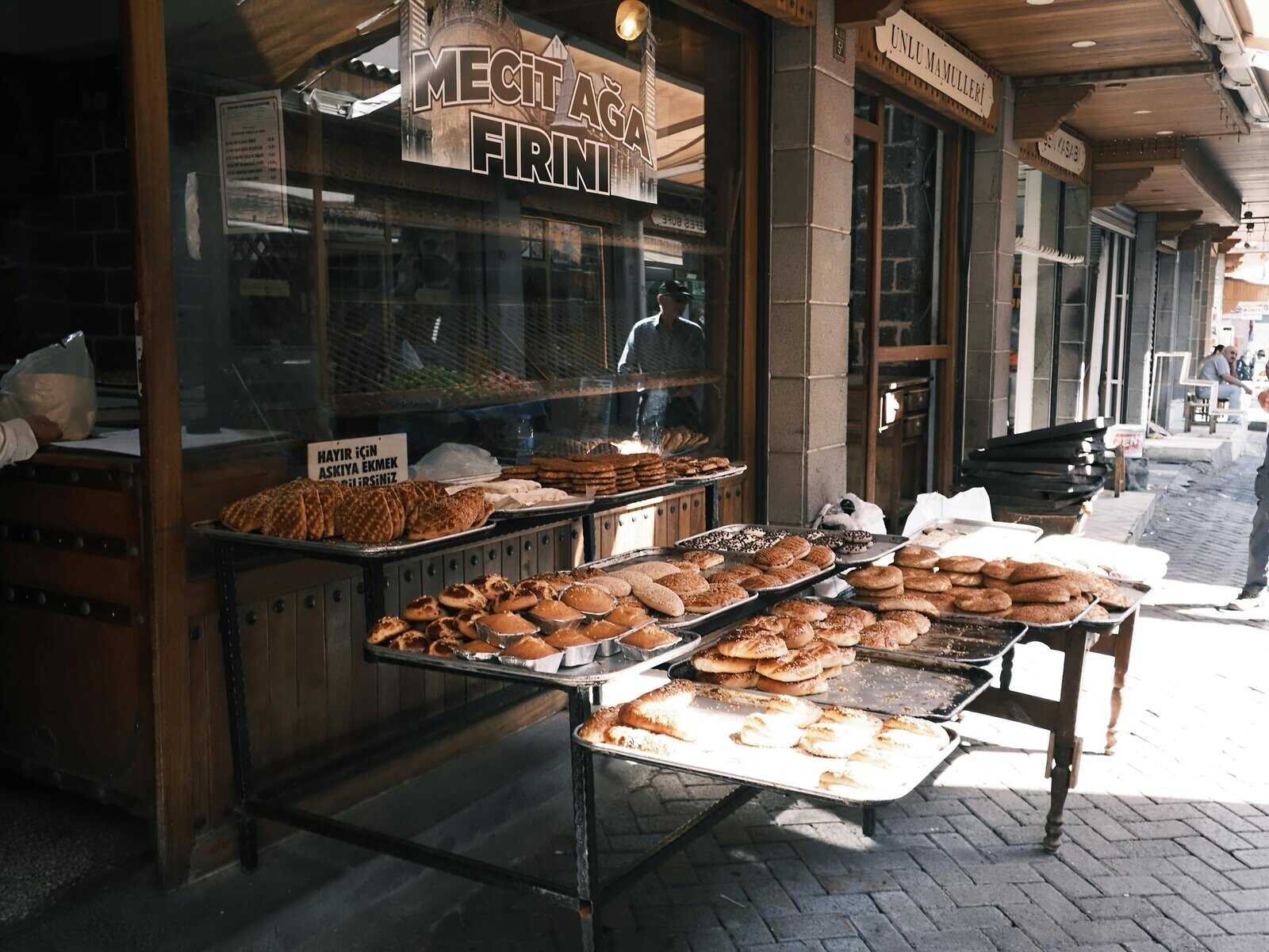 Freshly baked bread and pastries displayed outside a traditional bakery in Diyarbakır, Türkiye.